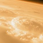 Nuvens de Metano Hipnotizantes de Titã: Uma Descoberta Impressionante pelo Telescópio Webb