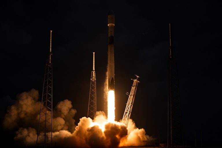 SpaceX izpilda SiriusXM SXM-10 palaišanu vidusnakts šovā pēc zibens kavējuma—ko tas nozīmē satelītu radio nākotnei
